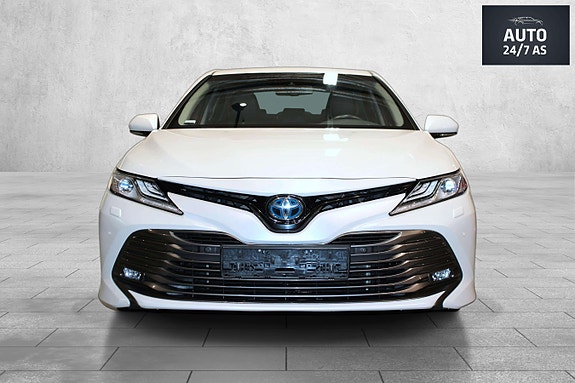 Toyota Camry 3 of 30