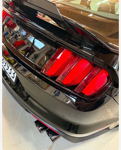 Ford Mustang 4 of 26