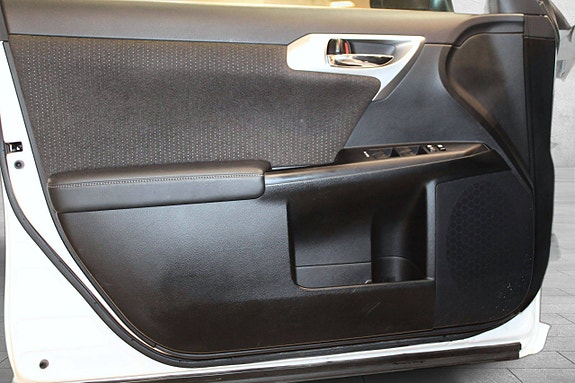 Lexus CT200h 15 of 30