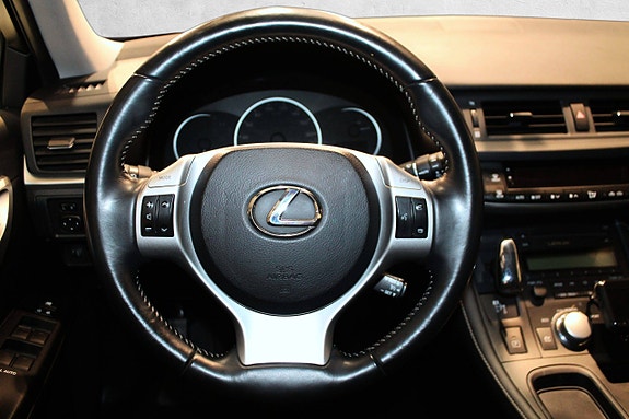 Lexus CT200h 25 of 30