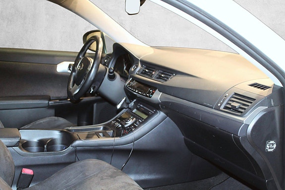 Lexus CT200h 18 of 30