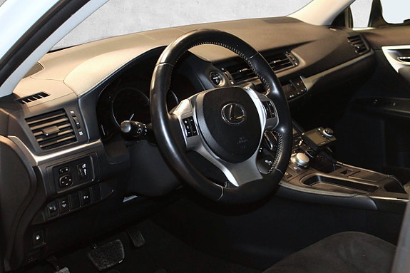 Lexus CT200h 17 of 30