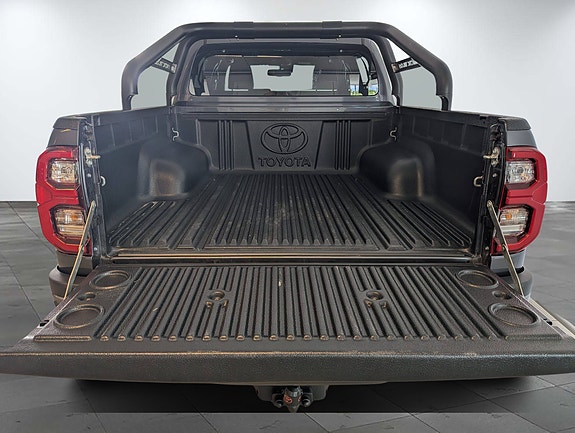 Toyota HiLux 10 of 30
