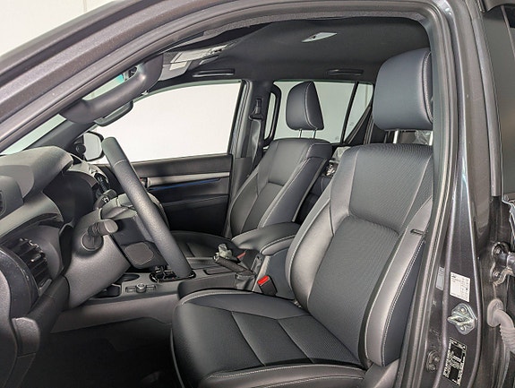Toyota HiLux 17 of 30