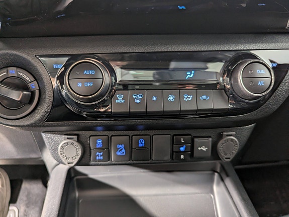 Toyota HiLux 19 of 30