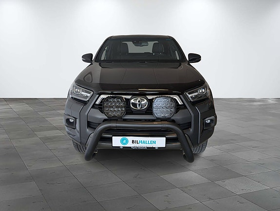 Toyota HiLux 2 of 30