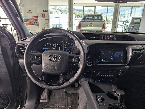 Toyota HiLux 30 of 30