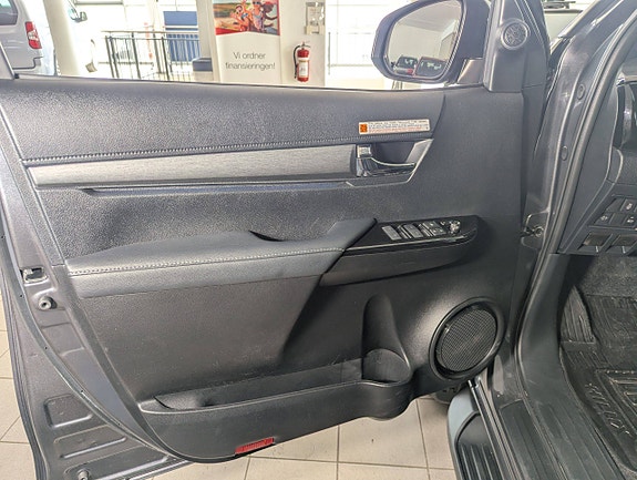 Toyota HiLux 14 of 30