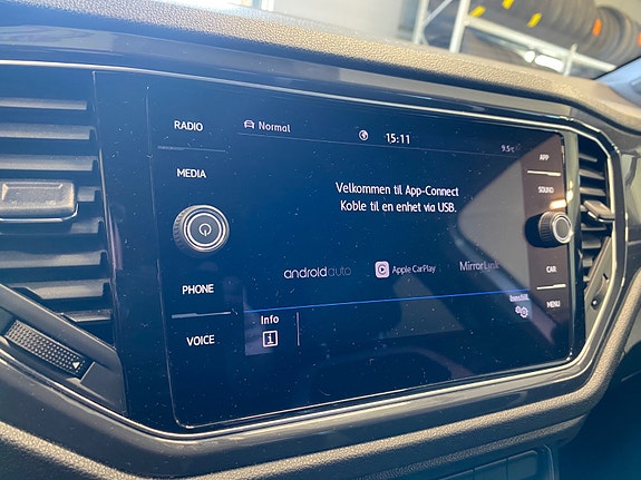 Volkswagen T-Roc 18 of 22