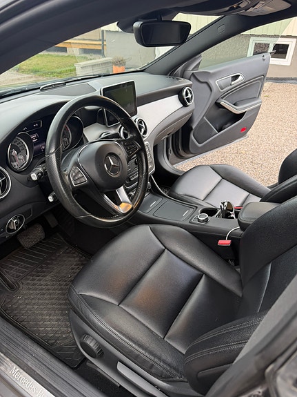 Mercedes-Benz CLA180 11 of 18