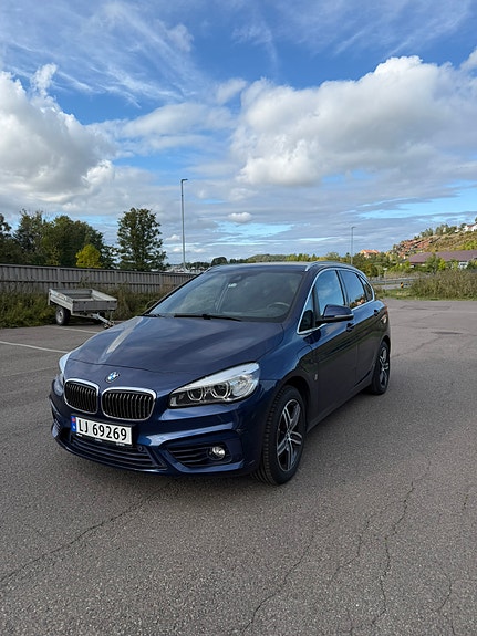 BMW 225xe 2 of 14
