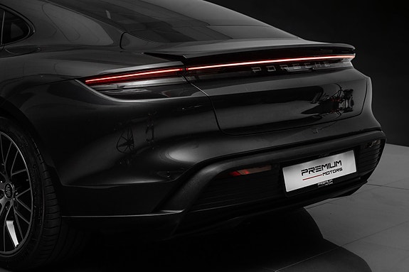 Porsche Taycan 10 of 30