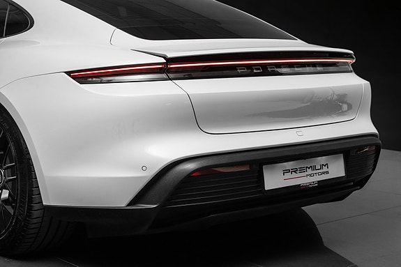 Porsche Taycan 11 of 30
