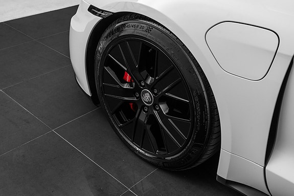 Porsche Taycan 14 of 30