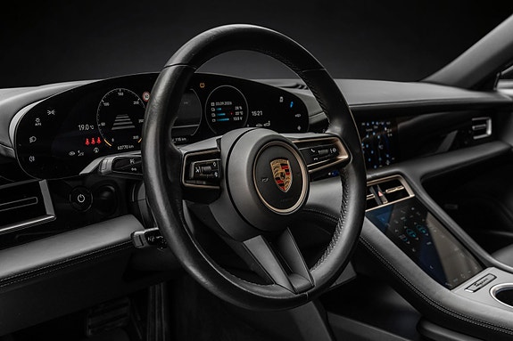 Porsche Taycan 18 of 30