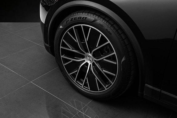 Porsche Macan 13 of 30