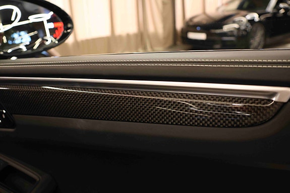 Porsche Macan Turbo 15 of 30