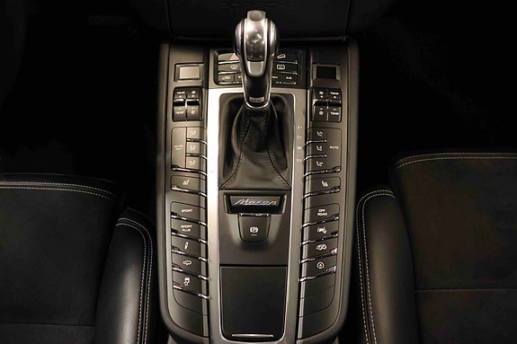 Porsche Macan Turbo 21 of 30