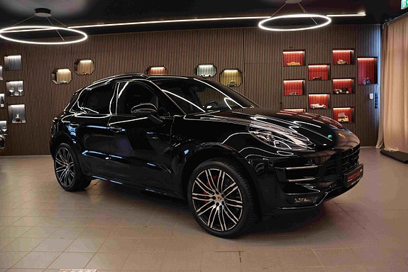 Porsche Macan Turbo 9 of 30