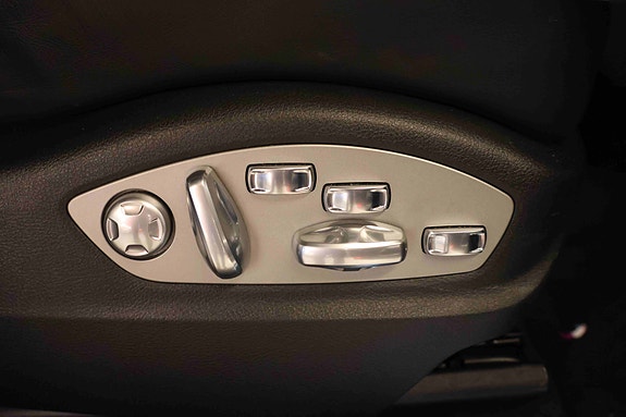 Porsche Macan Turbo 13 of 30