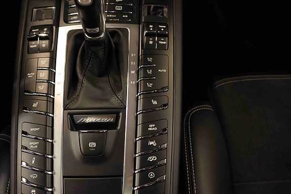 Porsche Macan Turbo 23 of 30