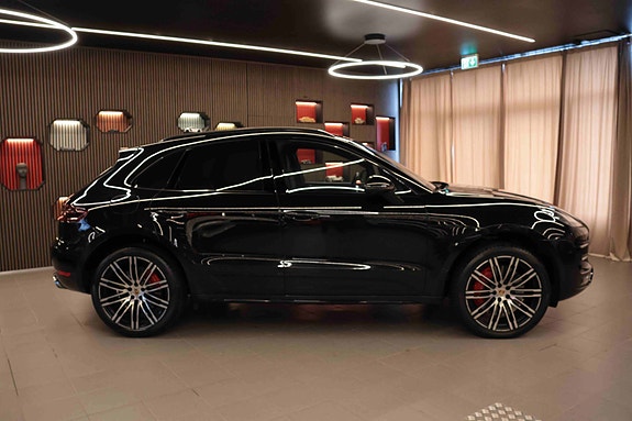 Porsche Macan Turbo 8 of 30