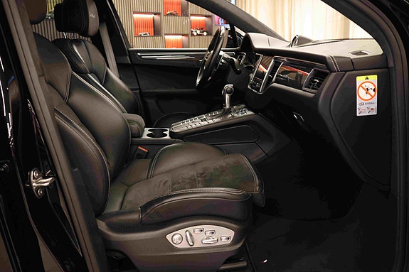 Porsche Macan Turbo 10 of 30