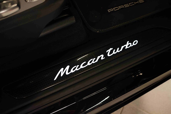 Porsche Macan Turbo 14 of 30