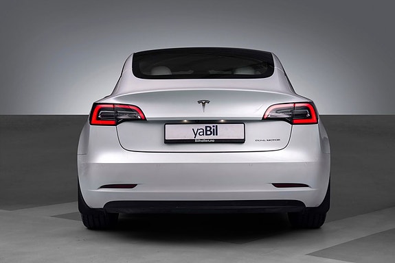 Tesla Model 3 7 of 23