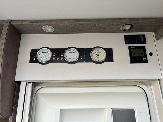 Dethleffs Magic Edition | Solcelle // Aircondition // Sykkelstativ // Ryggekamera // Markise // Automat 15 of 30