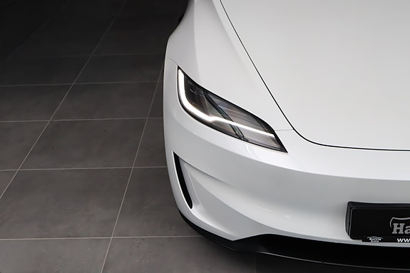 Tesla Model 3 6 of 30