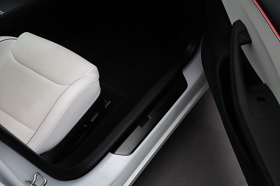 Tesla Model 3 24 of 30