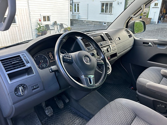 Volkswagen Multivan 21 of 30