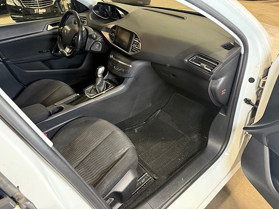 Peugeot 308 SW 16 of 30