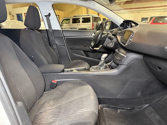 Peugeot 308 SW 18 of 30