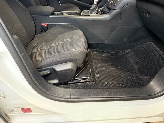 Peugeot 308 SW 17 of 30