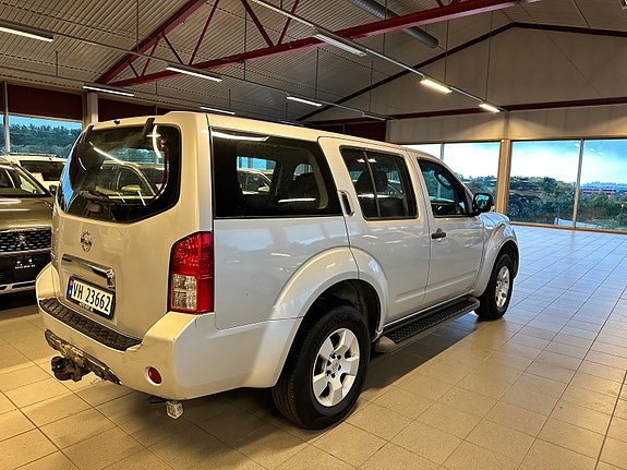 Nissan Pathfinder 3 of 9