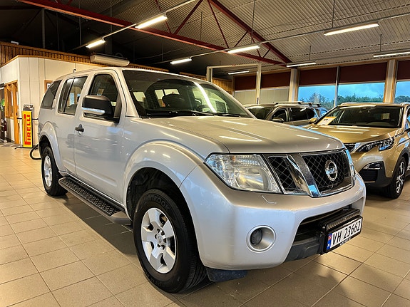 Nissan Pathfinder 2 of 9