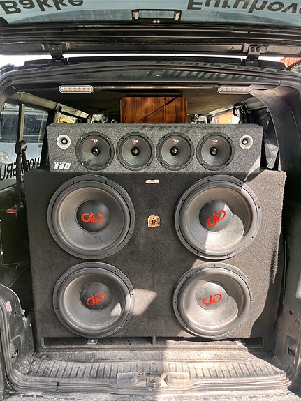 Volkswagen Caravelle 5 of 11