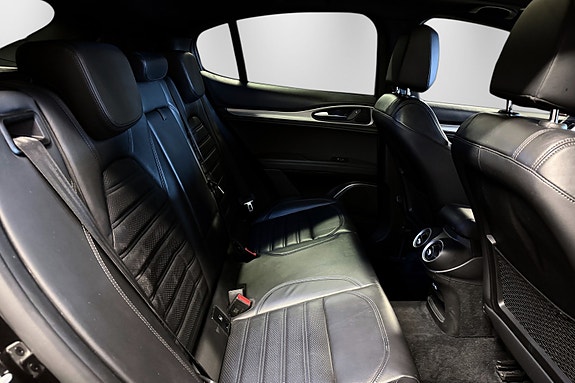 Alfa Romeo Stelvio 28 of 30