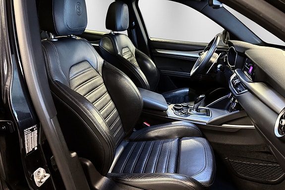Alfa Romeo Stelvio 25 of 30