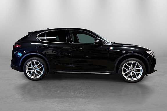 Alfa Romeo Stelvio 5 of 30