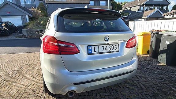 BMW 225xe 4 of 5