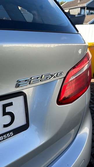 BMW 225xe 5 of 5