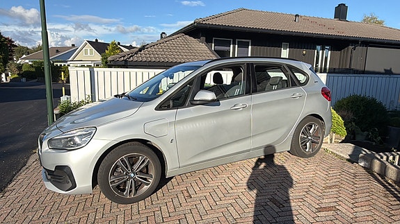 BMW 225xe 2 of 5