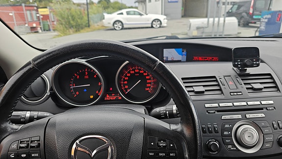 Mazda 3 4 of 5