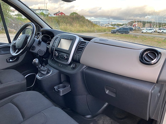 Nissan NV300 21 of 30