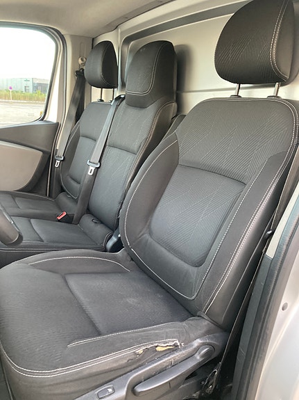 Nissan NV300 16 of 30