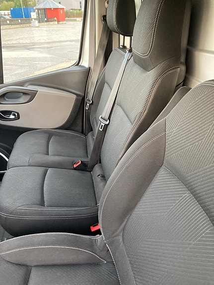 Nissan NV300 17 of 30