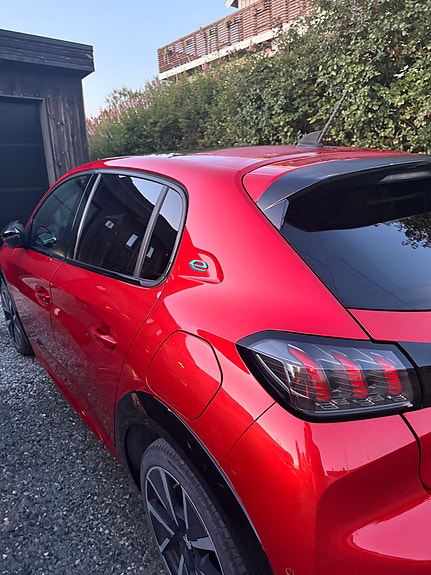 Peugeot 208 2 of 13